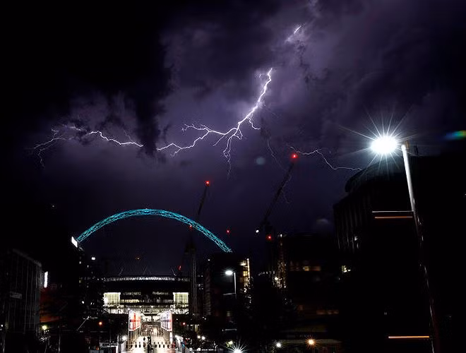 Những tia sét bên trên Sân vận động Wembley ở London (Anh) ngày 26/5/2018. Theo Sputnik, mỗi năm có 6.000-24.000 người tử vong do sét đánh trên toàn cầu