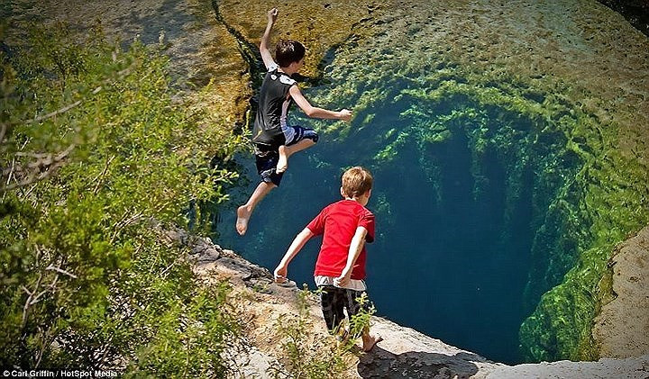 Ai cũng sẽ thót tim khi nghĩ 2 đứa trẻ đang nhảy xuống vực. Thực ra, chúng chỉ nhảy xuống vùng biển trong vắt ở Texas, Mỹ