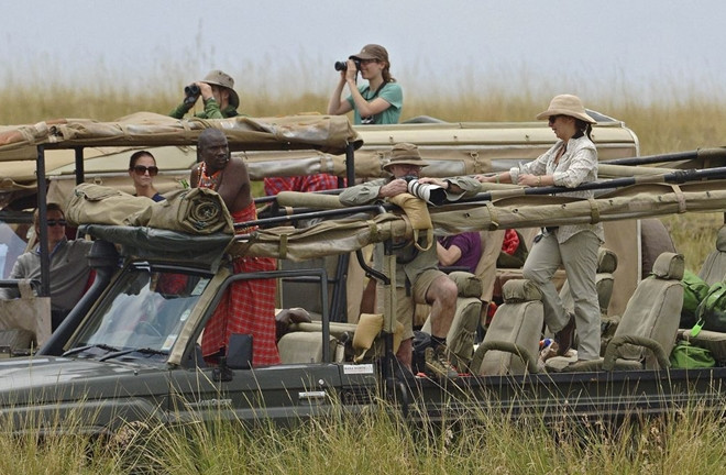 Các khách du lịch tham quan vườn quốc gia Serengeti (Tanzania).