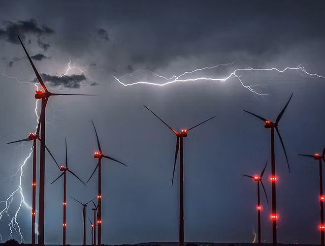 Những tia sét tại Công viên năng lượng gió Odervorland gần Sieversdorf, miền Đông nước Đức vào ngày 1/8/2017