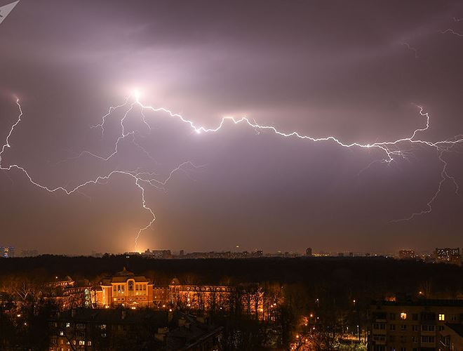 Những tia sét bên trên khu căn hộ ở Matxcơva, Nga