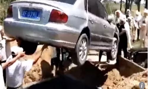 Trước khi chết, người đàn ông mong muốn được chôn trong xe hơi thay vì quan tài như truyền thống.