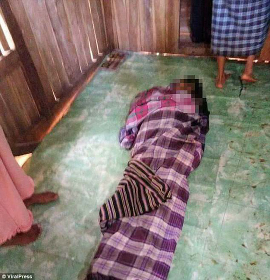 Sau khi được đưa ra, bà Wa Tiba nhanh chóng được an táng. Ảnh: Viral Press