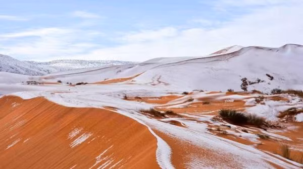 Tuyết rơi trên sa mạc nóng nhất thế giới Sahara Không phải chỉ 1 lần, đây là lần thứ 3 trong vòng chưa đầy 4 thập kỷ, người dân địa phương ghi nhận hiện tượng bất thường này. Sa mạc Sahara bị phủ đầy bởi tuyết, họ đã choáng váng khi thấy tuyết phủ tràn lên những cồn cát đỏ au.