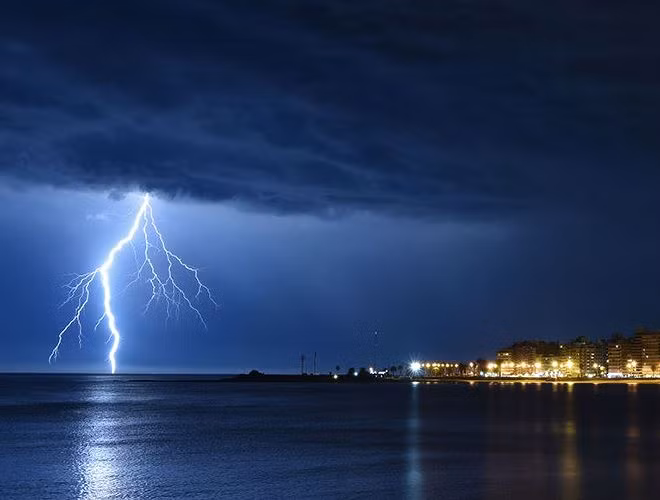 Khoảnh khắc sét đánh ngoài khơi bờ biển Montevideo, Uruguay, vào ngày 28/8/2017