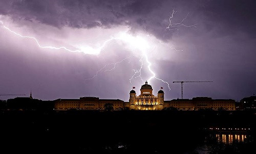  Sét đánh sáng rực bầu trời phía trên Cung điện Liên bang Thụy Sĩ (Bundeshaus) ở Bern ngày 27/5/2018.