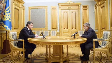 Tổng thống Poroshenko (trái) và Thống đốc Igor Kolomoysky trao đổi trong cuộc họp ngày 25/3.