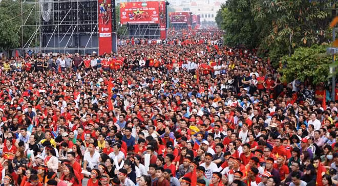 Người hâm mộ theo dõi trận chung kết giữa U23 Việt Nam với Uzbekistan trên phố đi bộ Nguyễn Huệ.