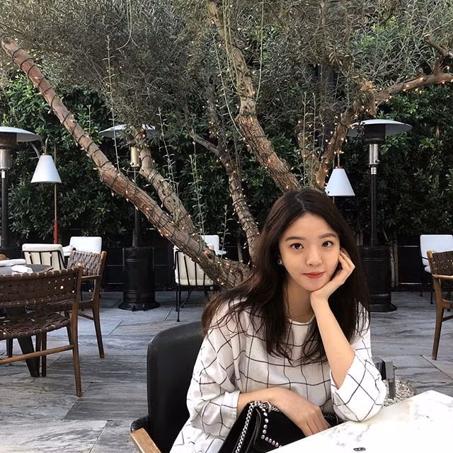 Xinh xắn, nhà bề thế, tính tình lại ngoan hiền, ái nữ Văn Dã được rất nhiều nam nhân Trung Quốc coi là hình mẫu bạn gái lý tưởng. Theo truyền thông xứ Trung, tiểu thư 20 tuổi từng có thời gian hẹn hò với bạn trai ngoại quốc nhưng đã chia tay.