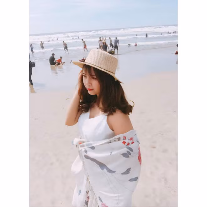 Phù dâu 17 tuổi gây ấn tượng với gương mặt bầu bĩnh, dễ thương.