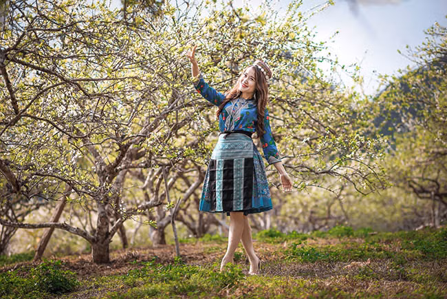 Ngập ngừng e thẹn giữa vườn đào, vườn mận một hương sắc mùa Xuân đến sớm giữa vùng trời Tây Bắc.