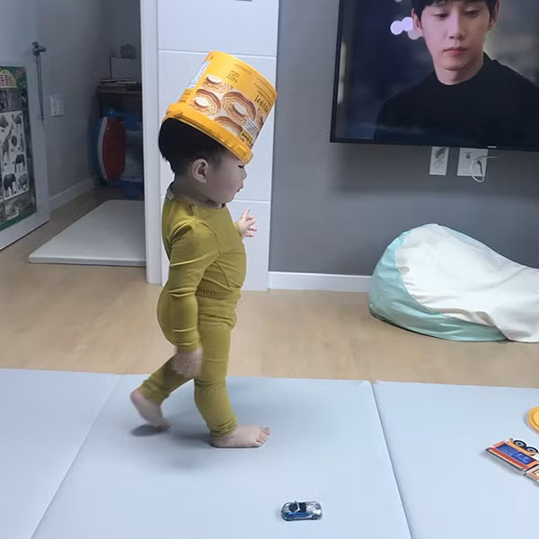  Thiên thần nhí Hyul mới nhìn ai cũng thấy đáng yêu với đôi chân ngắn lũn cũn, mập mạp. Nhưng thứ khiến cho Hyul trở nên ấn tượng nhất chính là thân hình 'bụng tấn công, mông phòng thủ'.