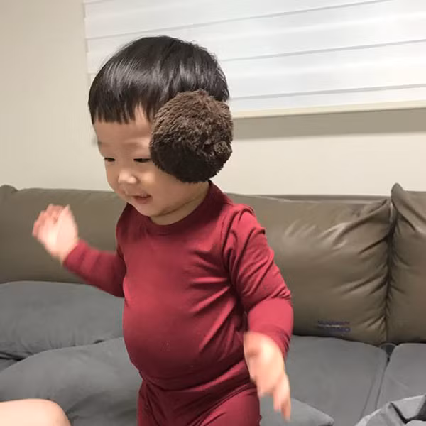 Nhiều bà mẹ vừa nhìn vừa xuýt xoa về sự ngộ nghĩnh của Hyul.