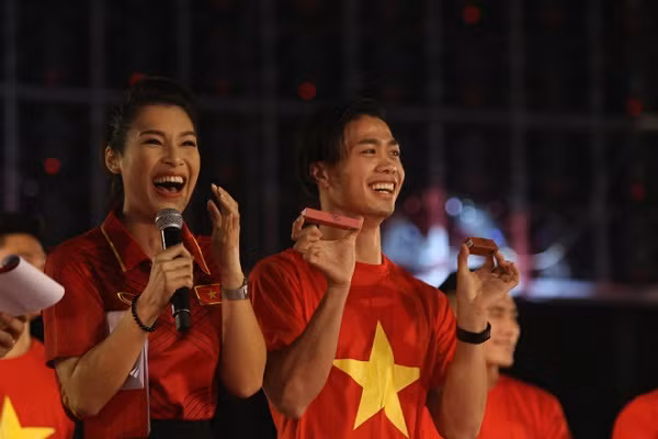 Đội tuyển U23 tiếp tục ăn mừng chiến thắng tối 4/2 tại sân vận động Thống Nhất.