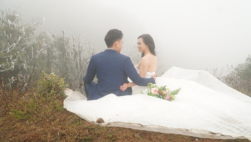 Cặp đôi này cho biết, khi nghe thông tin Sa Pa có tuyết rơi họ đã quyết định thực hiện bộ ảnh cưới để đời. Dù trời lạnh giá nhưng cặp đôi tỏ ra rất hào hứng.