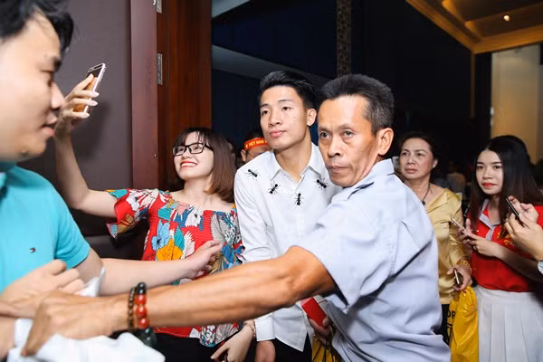 Trung vệ Bùi Tiến Dũng cũng được các fan nữ vây quanh.