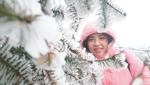 Nhiều du khách tranh thủ ghi lại khoảnh khắc cùng băng giá. Nhiều người cho biết, họ có một chút tiếc nuối khi hôm nay lên Sa Pa tuyết đã không còn.
