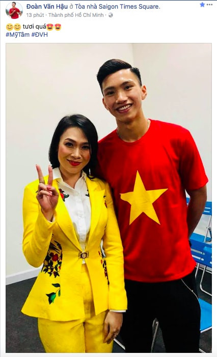 Đoàn Văn Hậu, em út của đội U23 Việt Nam khoe với người hâm mộ bức ảnh chụp cùng Mỹ Tâm.
