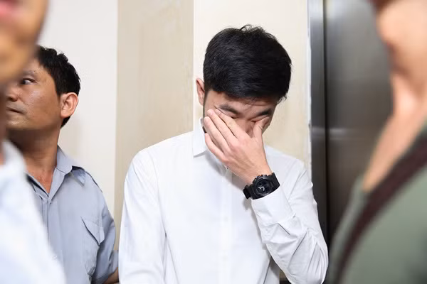 Xuân Trường lộ rõ vẻ mệt mỏi khi lịch trình làm việc của dày đặc, anh chàng gần như chưa được nghỉ ngơi sau một giải đấu đầy vất vả.