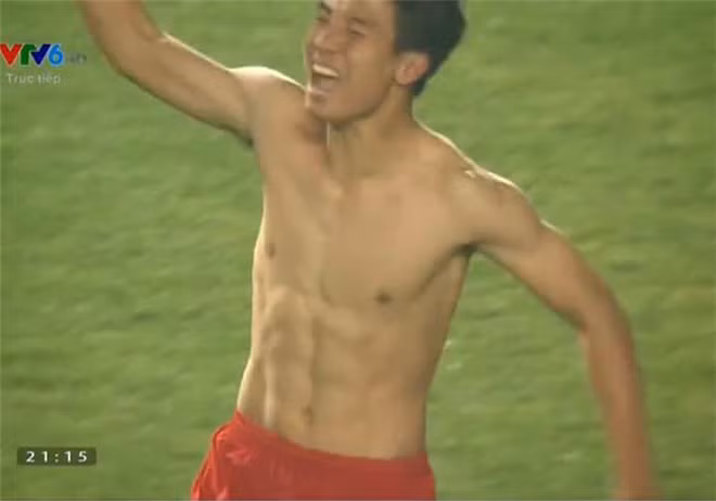 Nhắc đến cầu thủ sáu múi thời điểm này, có lẽ người hâm mộ đều nhớ đến trung vệ Bùi Tiến Dũng (quê Hà Tĩnh) của đội tuyển U23 Việt Nam. Là người sút thành công quả penalty cuối cùng, đưa đội tuyển nước nhà vào bán kết VCK U23 châu Á, trong phút vui sướng cởi áo ăn mừng đã để lộ cơ bụng săn chắc, Tiến Dũng là chàng trai mà các fan girl không ngừng gọi tên.