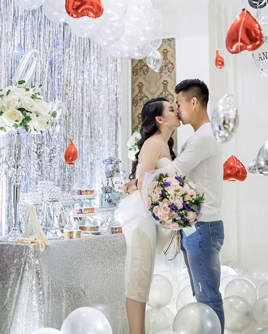 Cô gái đó là Phùng Thị Bảo Trân, 23 tuổi, hơn Văn Thanh một tuổi. 9X đang sống ở TP Pleiku, Gia Lai, nơi Văn Thanh đang thi đấu trong màu áo của CLB Hoàng Anh Gia Lai. Họ đã có 2 năm gắn bó bên nhau.