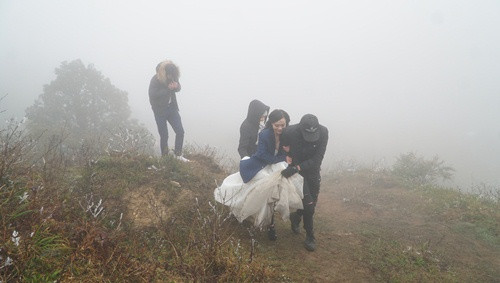 Đặc biệt, theo ghi nhận của PV Dân Việt vào sáng nay, bất chấp thời tiết lạnh buốt, băng giá phủ kín, một cặp đôi vẫn lặn lội đi từ Hà Nội lên đỉnh Ô Quy Hồ để chụp ảnh cưới.