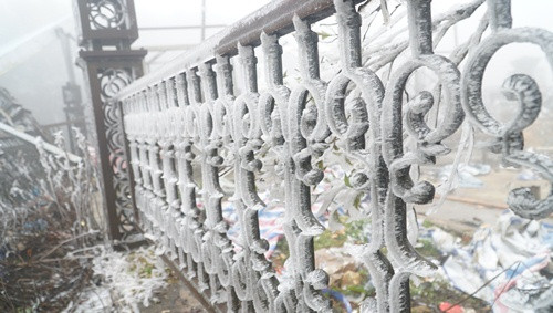 Trao đổi với PV, ông Nguyễn Anh Tuấn, Giám đốc Sở NNPNT tỉnh Lào Cai, cho biết: Theo Trung tâm dự báo Khí tượng thủy văn Lào Cai dự báo, do ảnh hưởng không khí lạnh tăng cường đã khiến nhiệt độ một số nơi ở Lào Cai như: Sa Pa, Bát Xát, Si Ma Cai... giảm sâu xuống 0 độ C và bắt đầu xuất hiện mưa tuyết, băng giá. Cụ thể, ở xã Ngải Thầu, Y Tý (Bát Xát) có băng giá nhẹ, còn ở Ô Quý Hồ (thị trấn Sa Pa, huyện Sa Pa) có mưa tuyết rơi bám đầy trên các cành cây, mái nhà... Cho đến thời điểm sáng nay, theo ghi nhận của PV Dân Việt tại Sa Pa, nhiệt độ là 3 độ C.