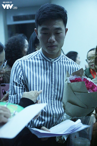 Vẫn còn rất đông người xúm lại xin chữ ký của đội trưởng Xuân Trường.