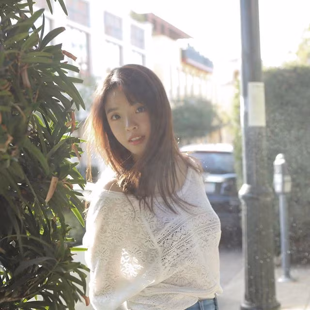 Thay vì "đốt tiền" liên tục vào các món hàng hiệu xa xỉ và tích cực ăn diện mọi lúc mọi nơi, ái nữ nhà tỷ phú đa phần chỉ lựa chọn những bộ đồ đơn sắc, trẻ trung và không quá đắt đỏ. Vì vậy, dân mạng cho rằng nhìn Văn Dã chẳng khác nào cô bạn cùng trường đại học chứ không phải tiểu thư nhà giàu xa xôi nào đó.