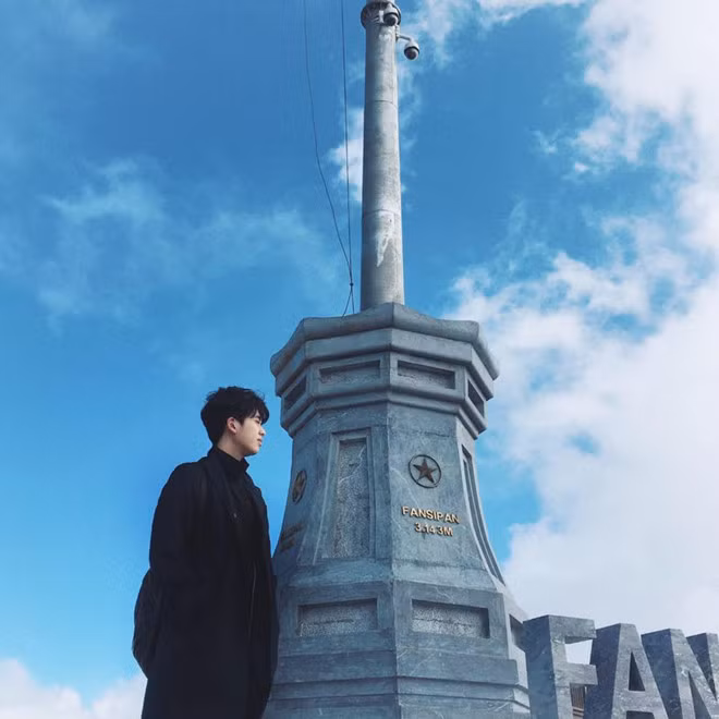 Long tâm sự từ nhỏ, cậu được bạn bè, thầy cô chú ý khi sở hữu vẻ đẹp lai. Ở trường, 9X luôn được thầy cô quan tâm, hỏi han. Thời gian học ở Singapore, các bạn nước ngoài cũng thân thiện hơn khi biết cậu là con lai. Chàng trai còn đam mê và tự học hát rap trên mạng. Cậu từng muốn trở thành rapper chuyên nghiệp, song không thực hiện được vì nhiều lý do.