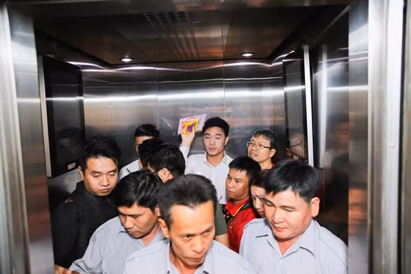 Trước khi ra về, Xuân Trường không quên vẫy tay chào mọi người.