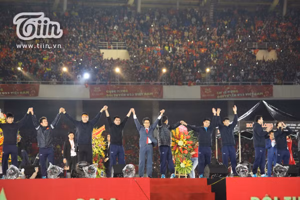 Đội tuyển U23 ăn mừng thành tích Á Quân U23 châu Á tại sân vận động Quốc Gia Mỹ Đình tối 28/1.