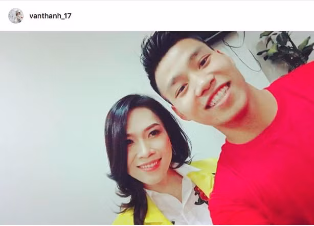 Tại buổi gala chiều tối 4/2, ca sĩ Mỹ Tâm đã cùng với các cầu thủ hát vang bài "Niềm tin chiến thắng" trước hàng vạn khán giả. Phía sau cánh gà, cô tươi cười chụp ảnh chung với những người hùng của đất nước. Hậu vệ Vũ Văn Thanh khoe ảnh chụp với ca sĩ thần tượng trên Instagram, kèm câu hỏi vui: "Ai đây?".