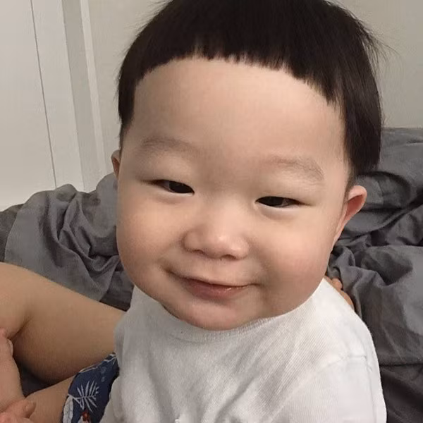 Một đứa bé mà có ngoại hình 'bụng tấn công, mông phòng thủ' thì sẽ thế nào? Xin trả lời rằng, vô cùng đáng yêu, vô cùng, vô cùng dễ thương và nhất định sẽ khiến ai ai cũng phải liếc nhìn. Đó chính là hình ảnh về cậu bé tên là Kim Hyul, năm nay 2 tuổi, đến từ Hàn Quốc đã chiếm lĩnh các spotlight trên mạng xã hội mấy ngày gần đây.