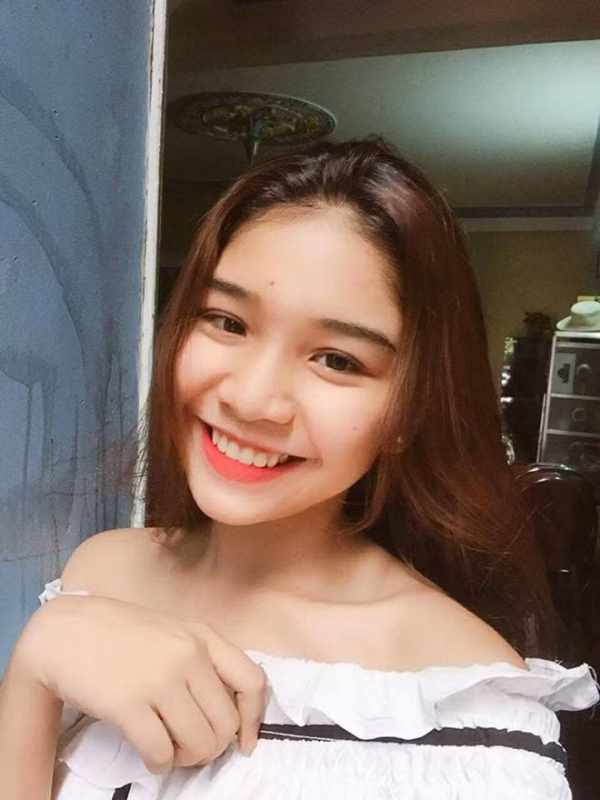 Nhiều người nhận xét, Bảo Kim là cô gái xinh đẹp nhất trong bức hình, sở hữu vẻ đẹp tươi tắn, tràn đầy sức sống.