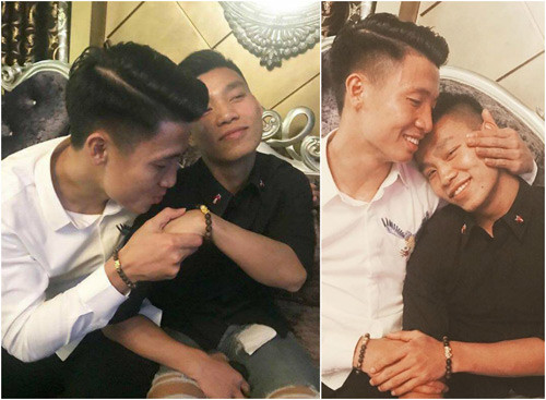 Cả hai vừa hát vừa thể hiện tình cảm "thắm thiết".