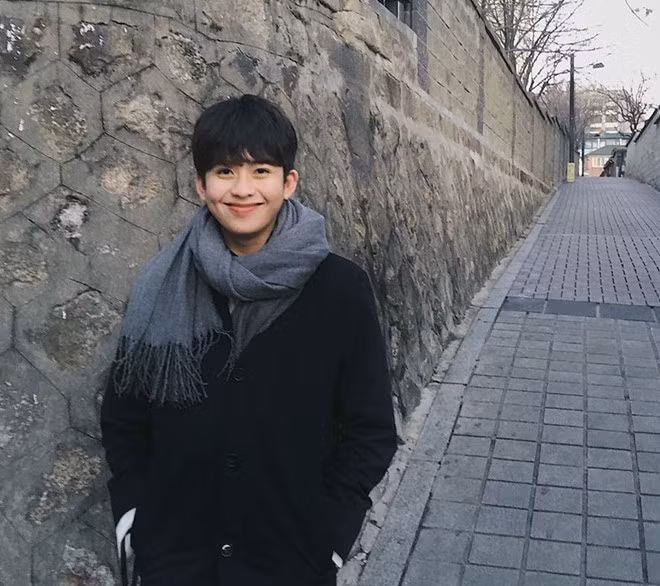 Điển trai, Duy Long được nhiều cô gái theo đuổi. Hot boy 9X cũng thừa nhận cậu có bạn gái được hơn một năm và cả hai đang yêu xa. "Nửa còn lại" là cô gái nhỏ nhắn, đáng yêu và hiền lành.