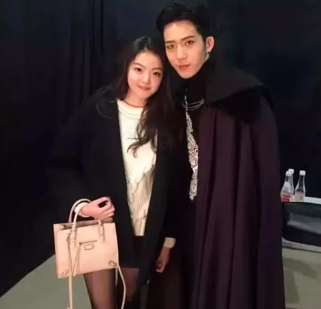 Trong sinh nhật gần nhất của mình, tiểu thư 20 tuổi từng thổ lộ với cha rằng mong muốn được gặp thần tượng là Tỉnh Bách Nhiên một lần. Ngay lập tức sau đó, chủ tịch Vương Trung Lỗi đã mời được nam diễn viên - ca sĩ nổi tiếng con gái thần tượng đến dự tiệc chỉ sau một cú điện thoại.