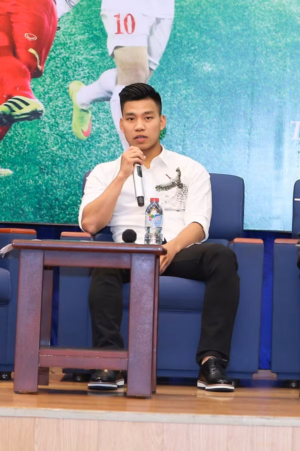 Văn Thanh trong buổi giao lưu cùng người hâm mộ, anh nói nhiều về dáng đứng ăn mừng chiến thắng của mình. Đó là khoảnh khắc đáng nhớ của anh để sau này nhìn lại là một kỉ niệm đáng nhớ.