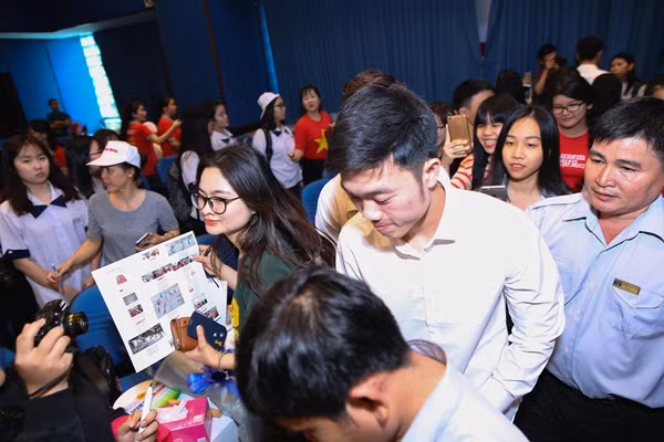 Đội trưởng Xuân Trường bị vây quanh bởi người hâm mộ, ai cũng muốn có cho mình được chữ kí cũng như hình ảnh chụp cùng.