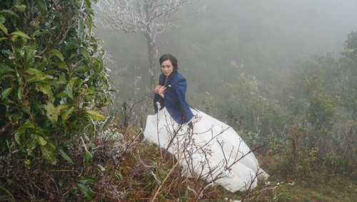 Chụp xong một phân cảnh, cô dâu phải mượn áo khoác của chú rể để chống lạnh.