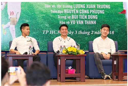 Vừa đáp chuyến bay đến TP.HCM vào ngày 2/2, các tuyển thủ U23 Việt Nam đã tham gia một cuộc giao lưu với khán giả. Và sáng 3/2, Xuân Trường, Văn Thanh và hậu vệ Tiến Dũng tiếp tục có lịch trình giao lưu cùng người hâm mộ. Có thể nói từ khi trở về Việt Nam sau trận chung kết, toàn đội U23 gần như kín lịch với các hoạt động khác nhau.