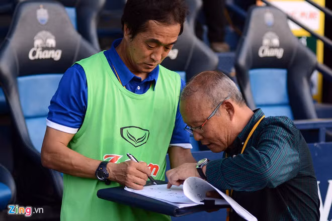 HLV Park Hang-seo và trợ lý Lee Young-jin sẽ gặp gỡ truyền thông Hàn Quốc vào tối 8/2.