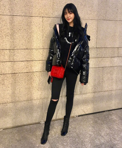 Mặc dù còn nhỏ và chưa trực tiếp làm việc trong tập đoàn của người cha “đại gia”, số tài sản thừa kế ái nữ nhà họ Vương ước tính được sở hữu đã lên tới 5,5 tỷ nhân dân tệ (tương đương khoảng 20.000 tỷ đồng).