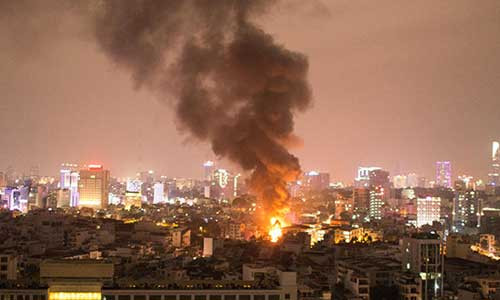 Khói, lửa bốc cao tại nơi xảy ra vụ cháy. Ảnh: Tuổi Trẻ