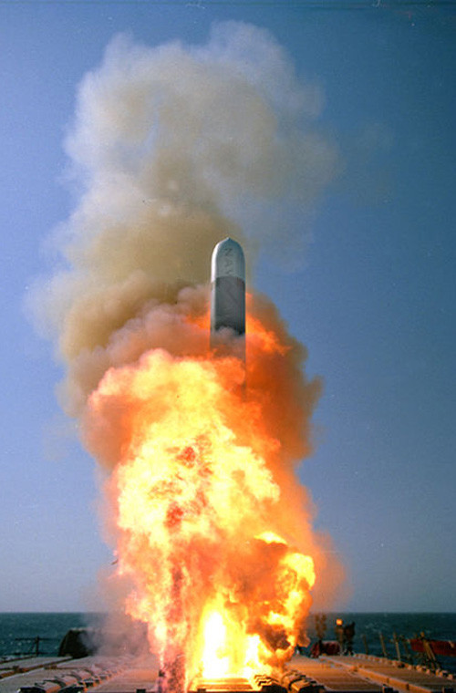 USS Sampson (DDG-102) có thể mang các tên lửa hành trình tấn công mặt đất tầm cực xa BGM-109 Tomahawk với tầm bắn xa đến hơn 2.000km.