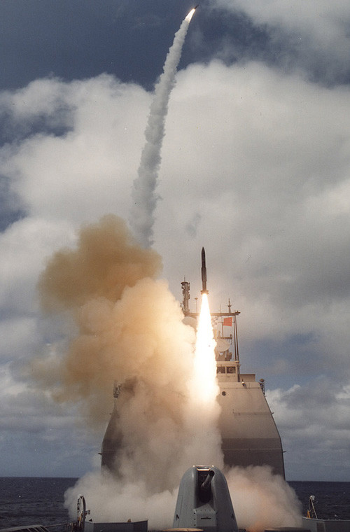 Khả năng tác chiến phòng không của Sampson cũng cực kì đáng sợ với tên lửa SM-2 đạt tầm bắn hơn 150km.