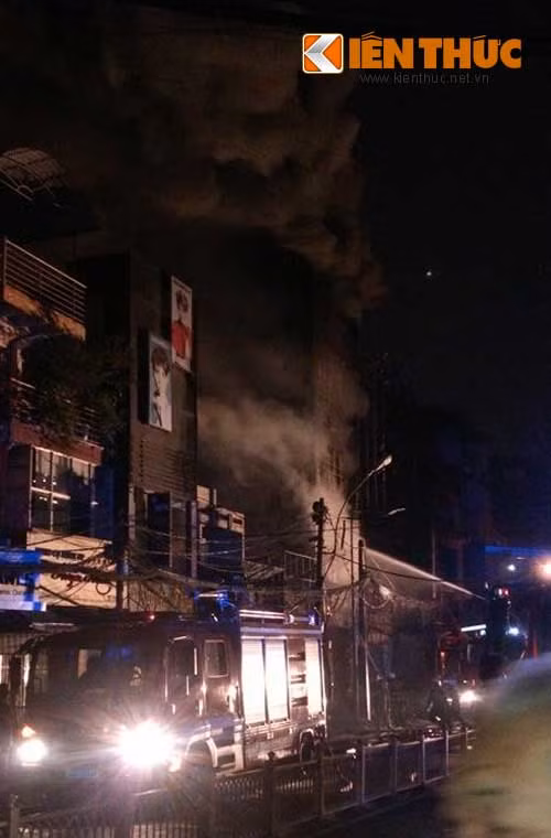 Khói đen bốc cao, lực lượng cứu hỏa đang nỗ lực dập tắt đám cháy.