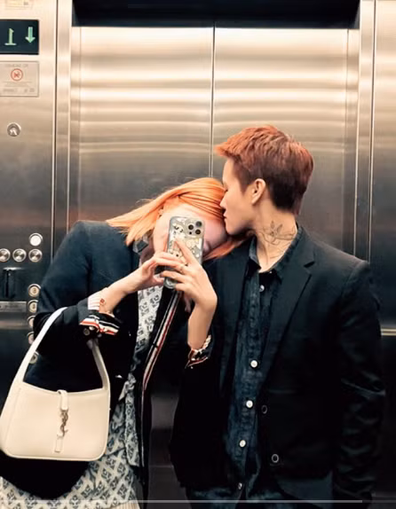 Ở một bức ảnh, cô bạn không ngần ngại ghi kèm dòng chữ "được chồng vỗ béo" khi được người yêu mua quá nhiều phần ăn cho mình.