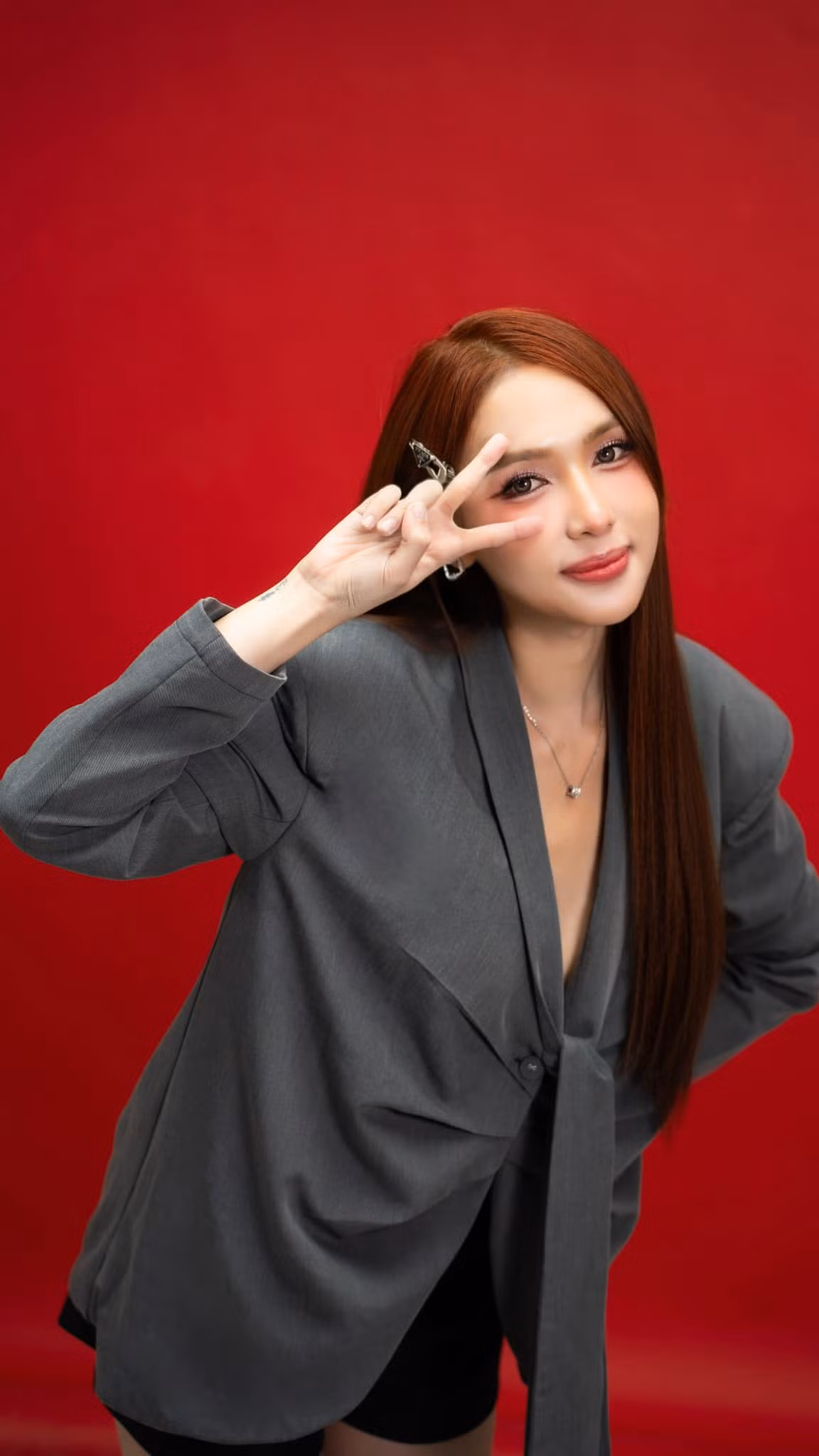 Mym Trần là hot girl chuyển giới từng không may mắn kết đôi thành công tại Người ấy là ai mùa 5. Mới đây cô quay lại một chương trình hẹn hò khác để đi tìm nửa kia cho riêng mình.